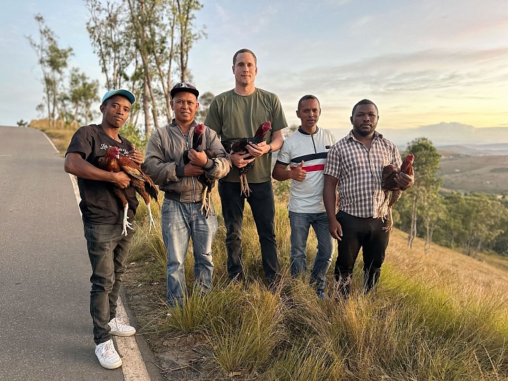 DANIEL NAUDÉ, GROUP PHOTO. FROM LEFT TO RIGHT. DODA WITH MAVOLAMBO, JOSE WITH ROBOCOP, DANIEL WITH BAIN, RIJA AND TOVO WITH VOLOBOHIRANA. IMERINKASINA AREA. MADAGASCAR. 12 MAY 2023